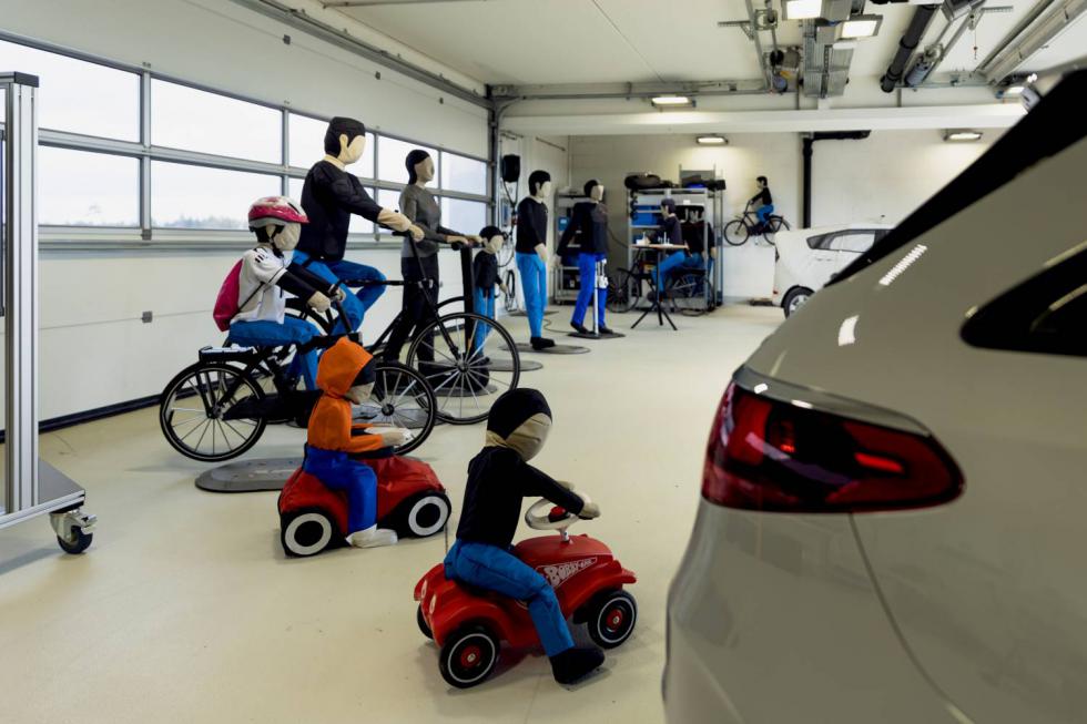 Mercedes: Εγκαίνια για το νέο κέντρο δοκιμών φωτισμού  